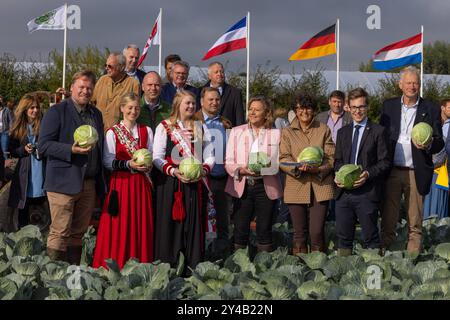 Dithmarscher Kohltage 2024 eröffnet mit dem Kohlanschnitt die Tradition im größten, zusammenhängenden Kohlanbaugebiet Europas sind die alljährliche Kohltage. In einem besonderen Event eröffnete die Kreispräsidentin Ute Borwieck-Dethlefs, gemeinsam mit Gästen aus Politik und Wirtschaft, sowie den Kohlregentinnen die Saison. Begleitend dazu sind in Dithmarschen Veranstaltungen rund um den Kohl mit kulinarischen Highlights der Region verbunden. Schleswig Holstein Deutschland  5DL2580 *** Dithmarscher Kohltage 2024 eröffnet mit dem Kohschnitt die jährlichen Kohltage sind in Europa Tradition Stockfoto