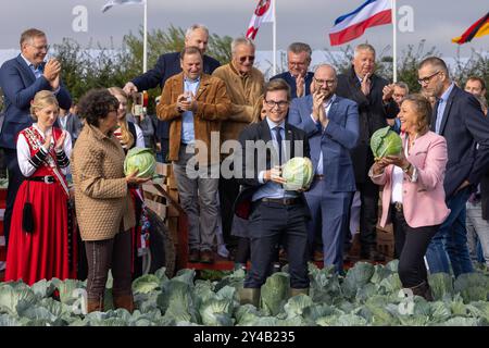 Dithmarscher Kohltage 2024 eröffnet mit dem Kohlanschnitt die Tradition im größten, zusammenhängenden Kohlanbaugebiet Europas sind die alljährliche Kohltage. In einem besonderen Event eröffnete die Kreispräsidentin Ute Borwieck-Dethlefs, gemeinsam mit Gästen aus Politik und Wirtschaft, sowie den Kohlregentinnen die Saison. Begleitend dazu sind in Dithmarschen Veranstaltungen rund um den Kohl mit kulinarischen Highlights der Region verbunden. Schleswig Holstein Deutschland  5DL2485 *** Dithmarscher Kohltage 2024 eröffnet mit dem Kohschnitt die jährlichen Kohltage sind in Europa Tradition Stockfoto