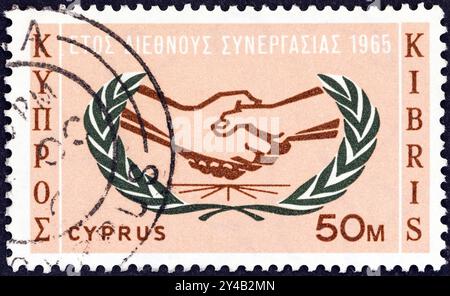 ZYPERN - UM 1965: Ein in Zypern gedruckter Stempel, ausgestellt für das Jahr der Internationalen Zusammenarbeit, zeigt das I.C.Y.-Emblem Stockfoto