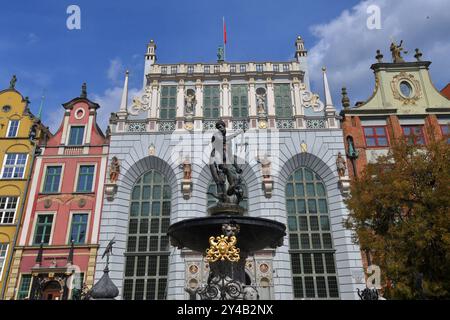 Polen, Danzig, 26.08.2024 Danzig auf Polnisch GdaÅ SK ist eine Hafenstadt an der Ostseekueste Polens. In der Mitte der Rechtstadt, die nach dem 2. Weltkrieg wieder aufgebaut war, stehen die farbenfrohen Haeuser des Langen Markts, in denen heute Laeden und Restaurants untergebracht sind. Foto: Der Neptunbrunnen war 1633 vor dem Artushof aufgestellt. Danzig-Altstadt *** Polen, Danzig, 26 08 2024 Danzig in Polnisch GdaÅ SK ist eine Hafenstadt an der Ostseeküste Polens im Zentrum der legalen Stadt, die nach dem Zweiten Weltkrieg wieder aufgebaut wurde, stehen die farbenfrohen Häuser des Long Market, der toda Stockfoto