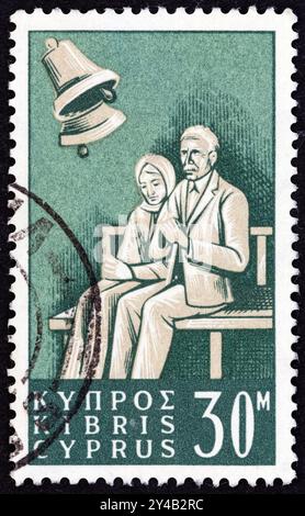 ZYPERN - UM 1965: Ein in Zypern gedruckter Stempel aus der Ausgabe des Sozialversicherungsgesetzes zeigt Rentner Stockfoto