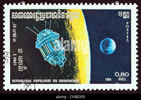 KAMPUCHEA - UM 1984: Eine in Kampuchea gedruckte Briefmarke aus der 'Space Research'-Ausgabe zeigt Luna 3 Stockfoto