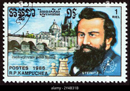 KAMPUCHEA - UM 1986: Ein in Kampuchea gedruckter Stempel zeigt Wilhelm Steinitz und Karlsbrücke, Prag Stockfoto