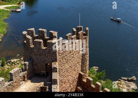 Blick aus der Vogelperspektive auf die Mauern der mittelalterlichen Burg Castelo de Almourol auf einer Insel mitten im Tejo in Portugal, Europa Stockfoto