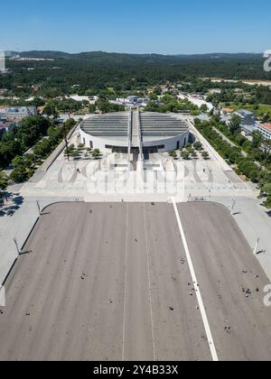 Aus der Vogelperspektive der Basilika der Heiligen Dreifaltigkeit im Heiligtum unserer Lieben Frau von Fatima, in Fátima, Portugal, Europa Stockfoto