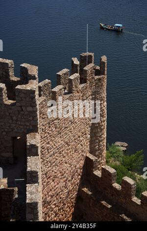 Aus der Vogelperspektive eines Ausflugsbootes, das an der mittelalterlichen Burg Castelo de Almourol vorbeifährt, die sich auf einer Insel mitten im Tejo in Portugal befindet Stockfoto