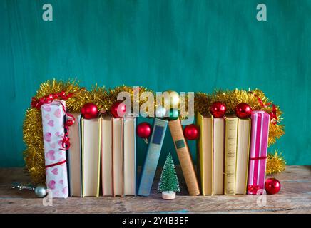 Bücher als weihnachtsgeschenk, weihnachtsgeschenk, Lesen, Literatur, Bildung, Weihnachtskonzept. Weihnachtsbaum, Dekoration und weihnachtsbälle Stockfoto