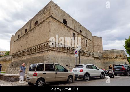 Autos, die vor dem Castello Normanno-Svevo, auch bekannt als Norman-Schwäbisches Schloss, in Bari, italien, Europa geparkt sind Stockfoto