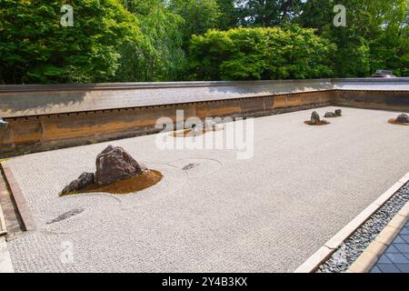 Steingarten der trockenen Landschaft (Kare sansui) des Ryoan Ji Tempels. Dieser Tempel ist ein buddhistischer Zen-Tempel in der historischen Stadt Kyoto, Japan. Dieser Tempel belo Stockfoto