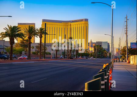 Mandalay Bay Resort and Casino am Las Vegas Boulevard mit Palmen Stockfoto