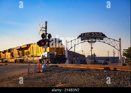 Der Zug Union Pacific fährt bei Sonnenuntergang durch Fresno, Kalifornien Stockfoto