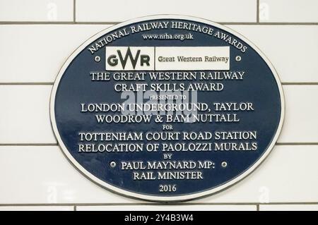 London, Großbritannien. Plakette in der Tottenham Court Road Station: NATIONAL RAILWAY HERITAGE AWARDS DER GREAT Western RAILWAY CRAFT SKILLS AWARD WURDE LONDON VERLIEHEN Stockfoto