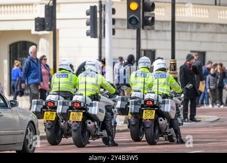 London, Großbritannien. Vier Motorradfahrer der Metropolitan Police an der Ampel Stockfoto