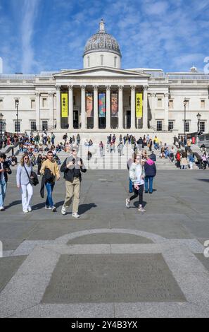 London, Großbritannien. National Gallery und Inschrift über die Brunnen und Büsten am Trafalgar Square. Stockfoto