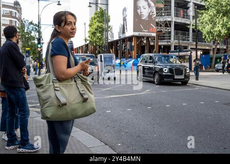 London, Großbritannien. 17. September 2024. Fußgänger an einer Kreuzung in der Oxford Street im West End. Als Teil eines Versuchs, das Schicksal der belebtesten Einkaufsstraße Großbritanniens wiederzubeleben, hat Sadiq Khan, Bürgermeister von London, vorgeschlagen, den Verkehr von der Oxford Street zu verbieten, indem der Abschnitt zwischen Marble Arch und Oxford Circus zu Fuß gefasst wird, mit möglichen Beschränkungen, die weiter östlich in Richtung Tottenham Court Road eingeführt werden, und erklärt, dass der Vorschlag von der neuen Labour-Regierung unterstützt wird. Quelle: Stephen Chung / Alamy Live News Stockfoto