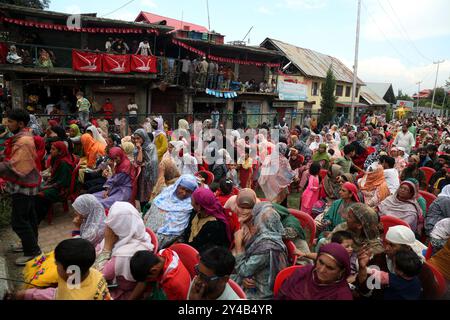 (9/15/2024) Unterstützer der Nationalen Konferenz, die während der Wahlkampfveranstaltung von Omar Abdullah, Ex-Ministerpräsident von Jammu und Kaschmir, vor den Parlamentswahlen in Jammu und Kaschmir aufgenommen wurde. (Foto: Nisar UL Haq Allaie/Pacific Press/SIPA USA) Stockfoto