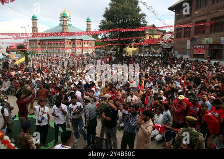 (9/15/2024) Unterstützer der Nationalen Konferenz, die während der Wahlkampfveranstaltung von Omar Abdullah, Ex-Ministerpräsident von Jammu und Kaschmir, vor den Parlamentswahlen in Jammu und Kaschmir aufgenommen wurde. (Foto: Nisar UL Haq Allaie/Pacific Press/SIPA USA) Stockfoto