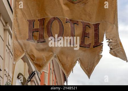 Zerrissenes Altes Hotel Flag Mittelalterliches Schild Schlechtes Zustand Stockfoto