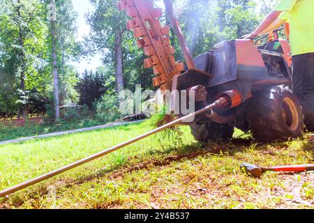 Verwendung einer horizontal gerichteten Bohrmaschine zum Verlegen grabenloser Kommunikationsfaser vor der Installation eines Erdkabels Stockfoto