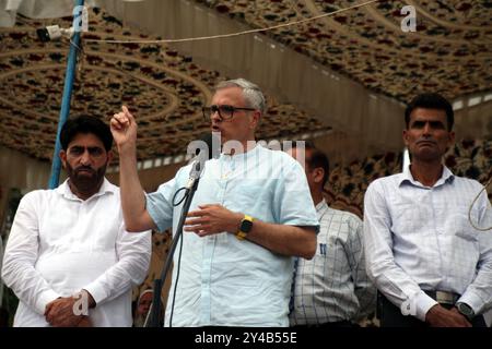 Srinagar, Indien. September 2024. (9/15/2024) Omar Abdullah, ehemaliger Ministerpräsident der Nationalen Konferenz von Jammu und Kaschmir (NC), begrüßt seine Anhänger während einer Wahlkampagne im Dorf Qasba Yar im Bezirk Pulwama, südlich von Srinagar, vor den Wahlen zur Versammlung. (Foto: Nisar UL Haq Allaie/Pacific Press/SIPA USA) Credit: SIPA USA/Alamy Live News Stockfoto