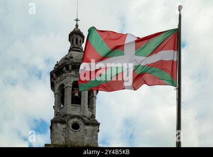 Baskische Flagge, die in einem Dorf, Baskenland, Spanien, fliegt Stockfoto