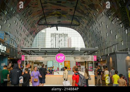 Kunden, die im Markthal, Rotterdam, Niederlande, einkaufen Stockfoto