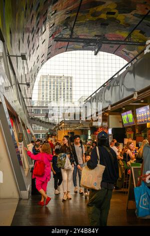 Kunden, die im Markthal, Rotterdam, Niederlande, einkaufen Stockfoto