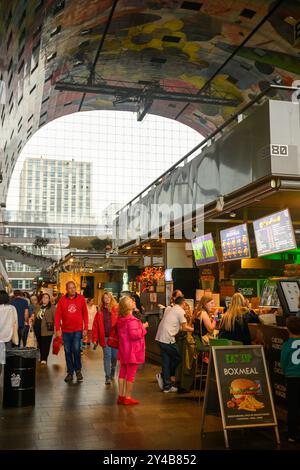 Kunden, die im Markthal, Rotterdam, Niederlande, einkaufen Stockfoto