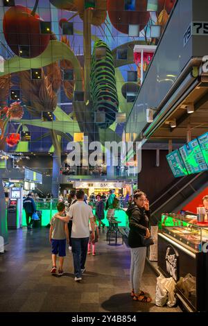 Kunden, die im Markthal, Rotterdam, Niederlande, einkaufen Stockfoto