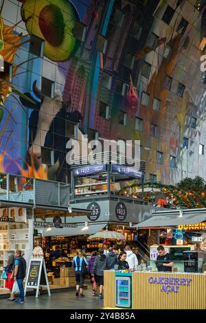 Kunden, die im Markthal, Rotterdam, Niederlande, einkaufen Stockfoto