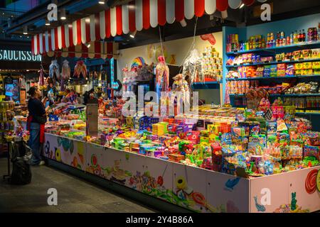 Kunden, die im Markthal, Rotterdam, Niederlande, einkaufen Stockfoto