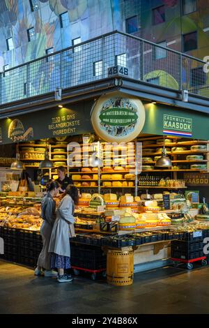 Kunden, die im Markthal, Rotterdam, Niederlande, einkaufen Stockfoto