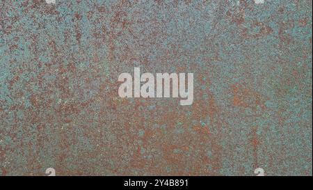 Nahaufnahme von verrostetem Metall mit verwitterter Patina-Textur. Das komplizierte Oxidationsmuster liefert einen industriellen Hintergrund Stockfoto