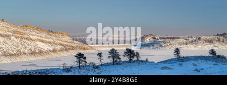 Winterpanorama in den Ausläufern der Rocky Mountains im Norden Colorados mit gefrorenem Horsetooth Reservoir Stockfoto