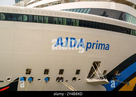 Nahaufnahme der AIDAprima, die an der Niuewe Maas in Rotterdam, Niederlande, festgemacht wurde Stockfoto