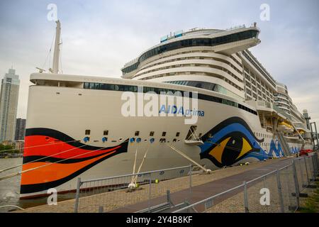 Nahaufnahme der AIDAprima, die an der Niuewe Maas in Rotterdam, Niederlande, festgemacht wurde Stockfoto