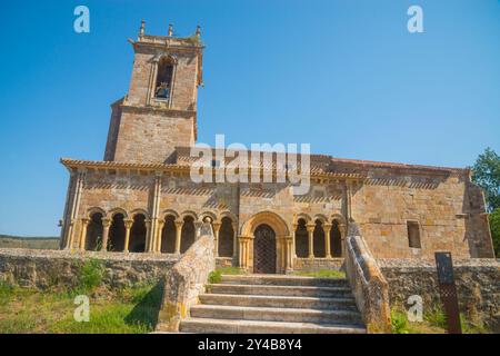 Fassade der Kirche San Julian und Santa Basilisa. Rebolledo de la Torre, Provinz Burgos, Castilla Leon, Spanien. Stockfoto