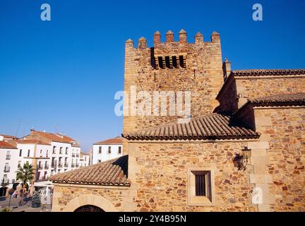 Bujaco Tower und Hauptplatz. Caceres, Extremadura, Spanien. Stockfoto