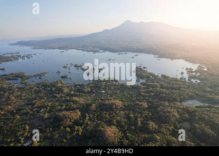 Mombacho Vulkan in sonniger Lichtlandschaft aus der Luft Stockfoto