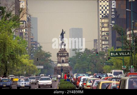 Mexiko-Stadt - das Denkmal für Cuauhtémoc ist ein Denkmal aus dem Jahr 1887, das dem letzten mexikanischen Herrscher (tlatoani) von Tenochtitlan Cuauhtémoc gewidmet ist Stockfoto