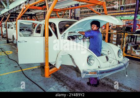 Mexiko, Puebla - Fabrikarbeiter in einer Volkswagen-Autofabrik arbeitet an der Karosserie eines VW-Käfers. Stockfoto