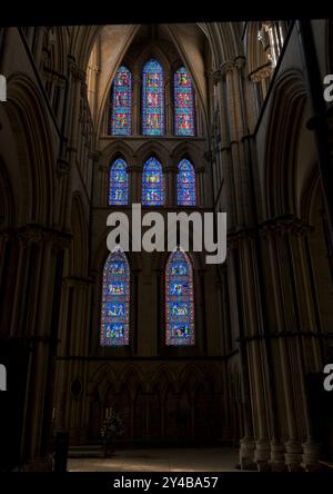 Buntglasfenster im südöstlichen Querschiff der Lincoln Cathedral, England. Stockfoto