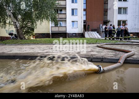 Opava, Tschechische Republik. September 2024. Reinigung nach extremen Regenfällen und anschließenden Überschwemmungen in der Mährischen Schlesischen Region, Opava, 17. September 2024. Feuerwehrleute pumpen Wasser aus den Kellern des Wohnguts Katerinky. Quelle: VIT Simanek/CTK Photo/Alamy Live News Stockfoto