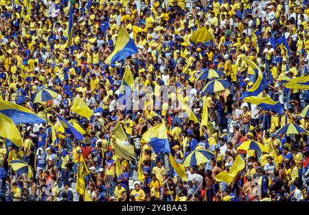 Mexiko, Mexiko-Stadt. Unterstützer im Estadio Azteca. Fußballstadion des Club America. Stockfoto