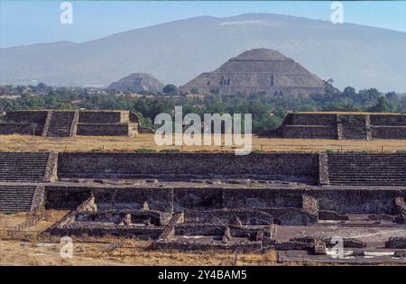 Mexiko - Pyramiden der Sonne und des Mondes an der archäologischen Stätte Teotihuacan in der Nähe von Mexiko-Stadt. Stockfoto