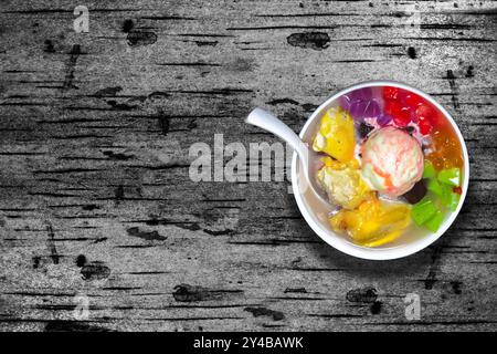 Frisches Eis mit süßem Topping. Dieses Eis wird mit Durian-Früchten gemischt und wird normalerweise als Durian-Suppe bezeichnet. Kann erfrischend sein in dem sengenden er Stockfoto