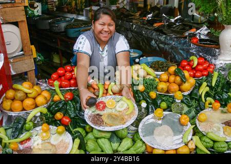 Mexiko. Mexiko-Stadt - Frau am Marktstand, die Gemüse und Obst verkauft. Stockfoto