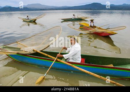 Mexiko Michoacan, Fischer am Patzcuaro-See. Fischer mit ihren traditionellen Schmetterlingsnetzen und Holzbooten Stockfoto