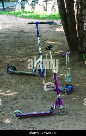 Moskau, Russland - 13. Mai 2018: Drei bunte Motorroller stehen im Park. Stockfoto