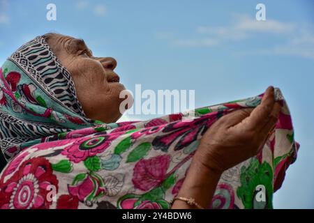 Srinagar, Indien. September 2024. Ein muslimischer Gläubiger aus Kaschmir betet anläßlich des Eid-e-Milad, des Geburtstages des Propheten Muhammad (PBUH) im Hazratbal-Schrein in Srinagar. Quelle: SOPA Images Limited/Alamy Live News Stockfoto